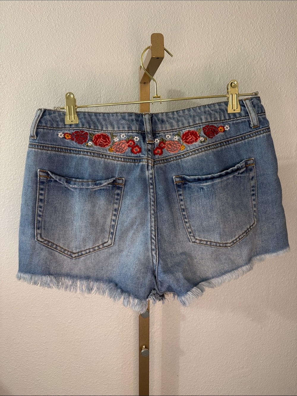 Floral Embroidered Light Blue Denim Shorts- Size 30 - Picture 3 of 7